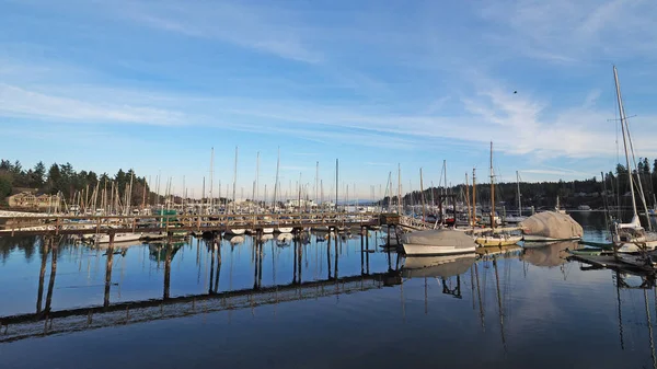 Marina sull'isola di Bainbridge al largo di Seattle, Washington in un tranquillo pomeriggio d'inverno soleggiato . — Foto Stock