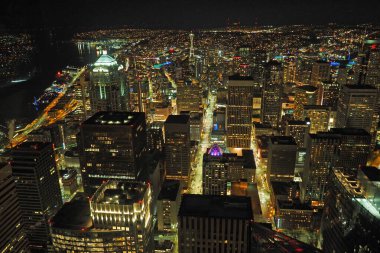 Seattle, Washington 'dan Sky View Gözlemevi' ne. Gece Columbia Merkez Ofis Binası 'nın tepesinde..