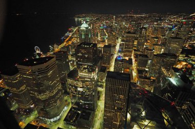 Seattle, Washington 'dan Sky View Gözlemevi' ne. Gece Columbia Merkez Ofis Binası 'nın tepesinde..