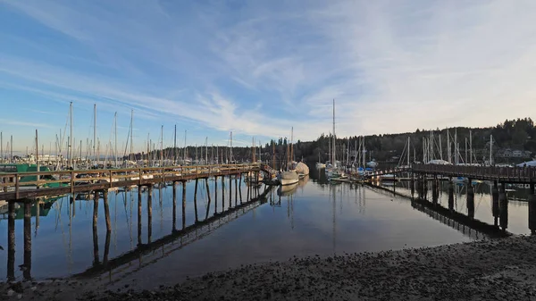Marina na ostrově Bainbridge u Seattlu, Washington za klidného slunečného zimního odpoledne. — Stock fotografie