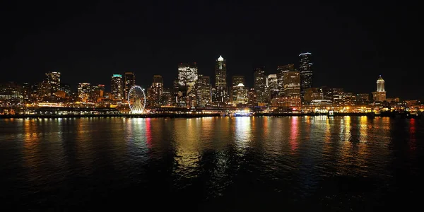 Seattle, Washington skyline from Seattle - Bainbridge Island ferry at night.. — Stock Photo, Image