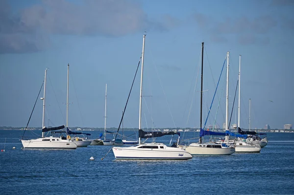 フロリダ州キー・ビスケーンのクランドン・マリーナに停泊中の帆船. — ストック写真