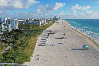 COVID-19 plaj kapanışı sırasında boş Güney Sahili, Florida 'nın havadan görüntüsü.