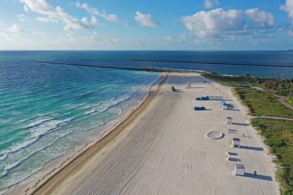 Légi felvétel üres South Beach, Florida alatt COVID-19 strand lezárása. — Stock Fotó