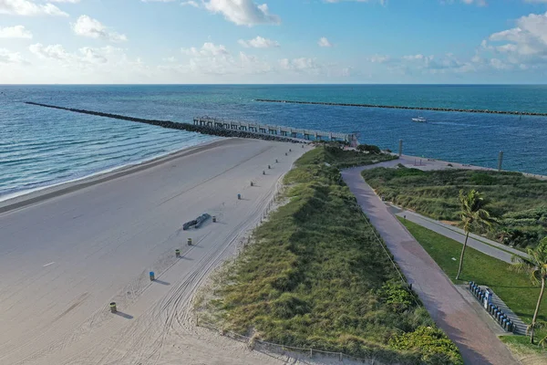 Légi felvétel üres South Beach, Florida alatt COVID-19 strand lezárása. — Stock Fotó