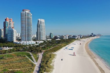 COVID-19 plaj kapanışı sırasında boş Güney Sahili, Florida 'nın havadan görüntüsü.