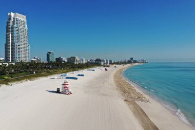 COVID-19 plaj kapanışı sırasında boş Güney Sahili, Florida 'nın havadan görüntüsü.