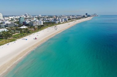 COVID-19 plaj kapanışı sırasında boş Güney Sahili, Florida 'nın havadan görüntüsü.