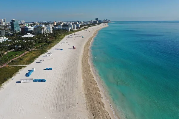 Légi felvétel üres South Beach, Florida alatt COVID-19 strand lezárása. — Stock Fotó