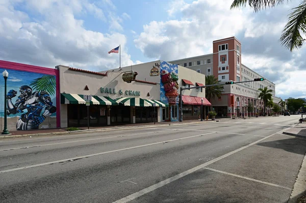 Calle Ocho - Eigth Street - em Miami, Flórida, sob fechamento de hotéis, bares e restaurantes coronavírus . — Fotografia de Stock