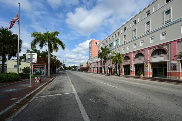 Calle Ocho - Eigth Street - em Miami, Flórida, sob fechamento de hotéis, bares e restaurantes coronavírus . — Fotografia de Stock