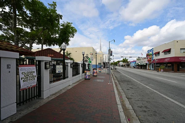 Calle Ocho - Eigth Street - em Miami, Flórida, sob fechamento de hotéis, bares e restaurantes coronavírus . — Fotografia de Stock