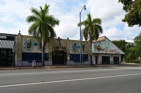 Calle Ocho - Eigth Street - em Miami, Flórida, sob fechamento de hotéis, bares e restaurantes coronavírus . — Fotografia de Stock