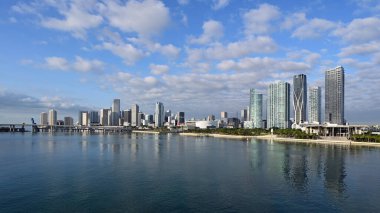 Miami silueti Biscayne Körfezi 'nin durgun suyuna yansıdı.