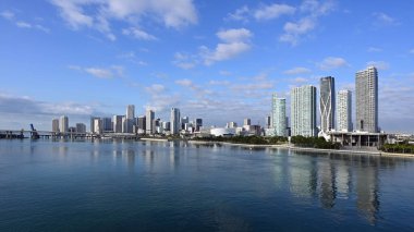 Miami silueti Biscayne Körfezi 'nin durgun suyuna yansıdı.