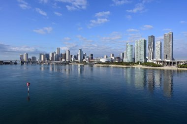 Miami silueti Biscayne Körfezi 'nin durgun suyuna yansıdı.