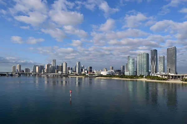 City of Miami skyline reflected in still water of Biscayne Bay. — Stock Photo, Image