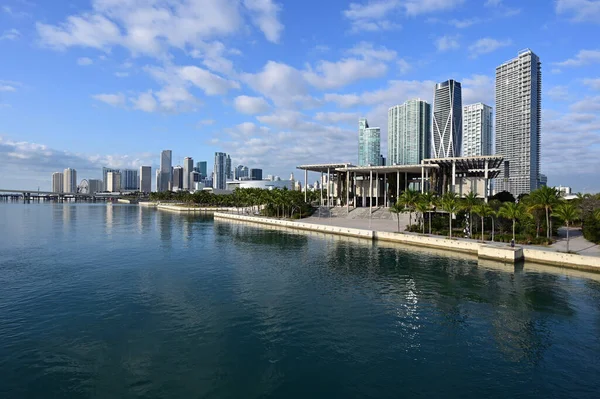 Ciudad de Miami horizonte reflejado en aguas tranquilas de Bahía Vizcaya . — Foto de Stock