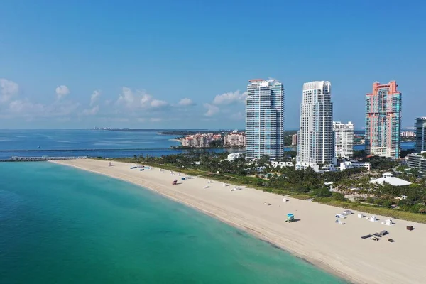 Widok z lotu próżni South Beach i South Pointe Park, Floryda podczas zamknięcia plaży COVID-19. — Zdjęcie stockowe