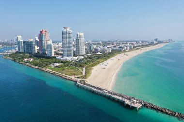 COVID-19 plaj kapanışı sırasında boş South Beach ve South Pointe Park 'ın hava görüntüsü..