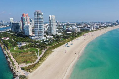 COVID-19 plaj kapanışı sırasında boş South Beach ve South Pointe Park 'ın hava görüntüsü..