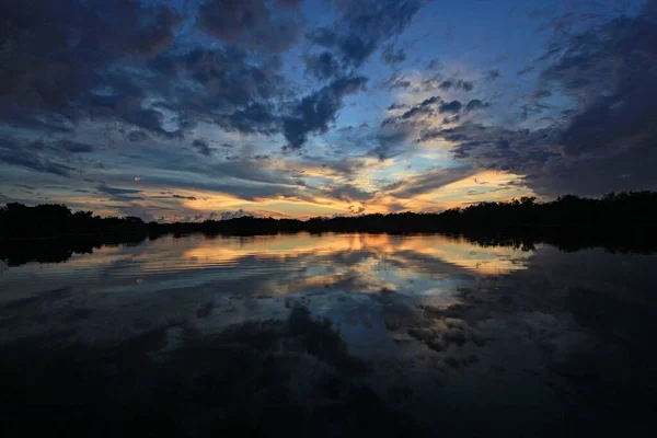 Pôr do sol após tempestade no Parque Nacional Everglades . — Fotografia de Stock