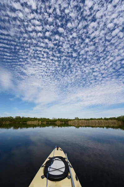 Kajakozás alatt gyönyörű nyári felhős táj tükröződik Kilenc mérföldes tó Everglades Nemzeti Park, Florida. — Stock Fotó