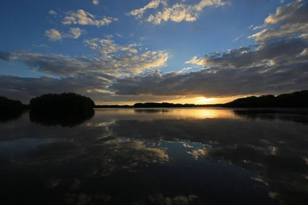 Színes naplemente drámai felhőben az Everglades Nemzeti Parkban, Floridában. — Stock Fotó
