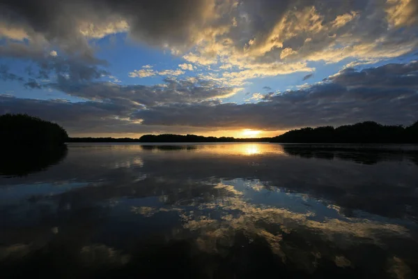 Színes naplemente drámai felhőben az Everglades Nemzeti Parkban, Floridában. — Stock Fotó