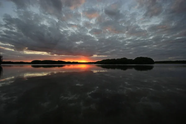 Farbenfroher Sonnenuntergang unter dramatischer Wolkenlandschaft im Everglades National Park, Florida. — Stockfoto