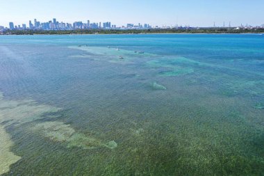 Güneşli bir mayıs öğleden sonra Biscayne, Florida 'da Bear Cut' ın hava görüntüsü..
