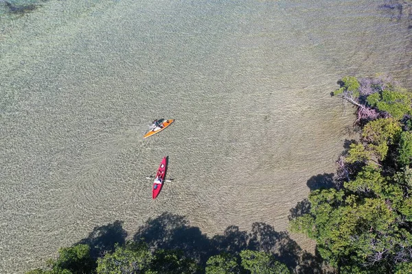 Fiatal pár kajakozik a Bear Cut Off Key Biscayne, Florida napsütéses délután. — Stock Fotó