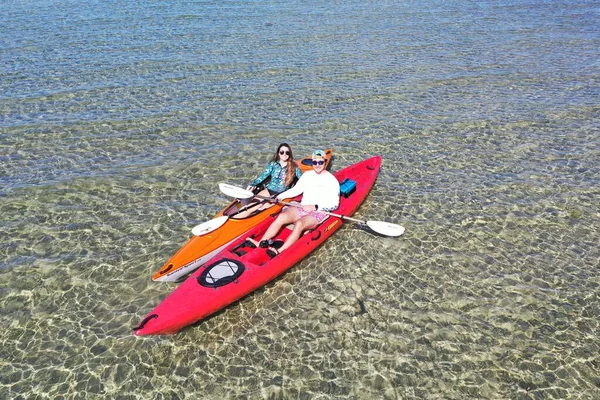 Güneşli bir öğleden sonra Florida Key Biscayne 'de kayak yapan genç çift.. — Stok fotoğraf