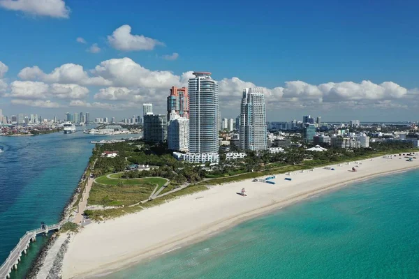 Widok z lotu ptaka na South Pointe Park i South Beach w Miami Beach na Florydzie. — Zdjęcie stockowe
