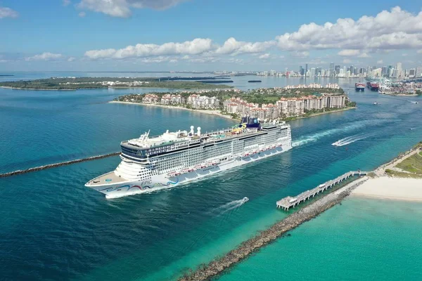 Veduta aerea della nave da crociera che lascia Port Miami e Miami Beach, Florida . — Foto Stock