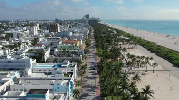 Vista aérea de Ocean Drive e Miami Beach, Flórida sob o desligamento do coronavírus . — Vídeo de Stock