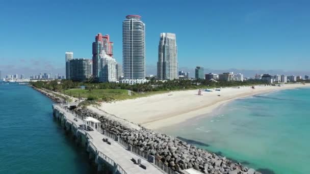 Florida, Miami Plajı 'ndaki Güney Sahili' nin koronavirüs kapanışı altında hava görüntüsü.. — Stok video