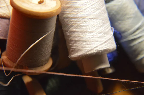 Spools of thread for sewing clothes close-up — Stock Photo, Image