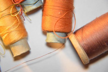 Elbise dikmek için iplik maketleri