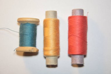 Elbise dikmek için iplik maketleri