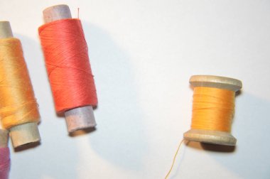 Elbise dikmek için iplik maketleri