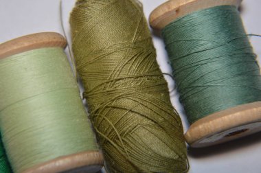 Elbise dikmek için iplik maketleri