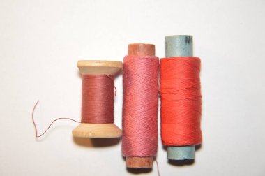 Elbise dikmek için iplik maketleri