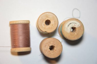 Elbise dikmek için iplik maketleri