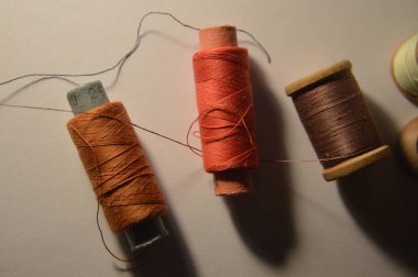 Elbise dikmek için iplik maketleri