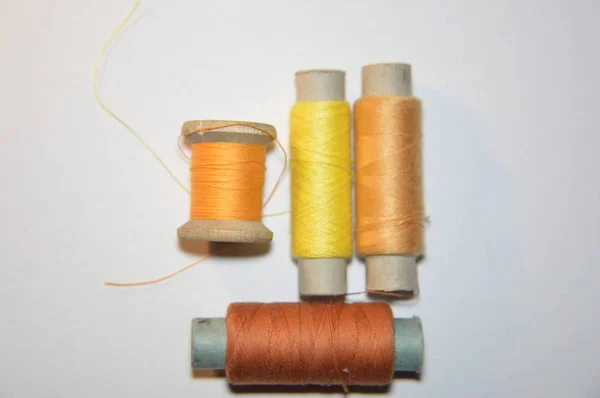 Катушки ниток для пошива одежды крупным планом — стоковое фото