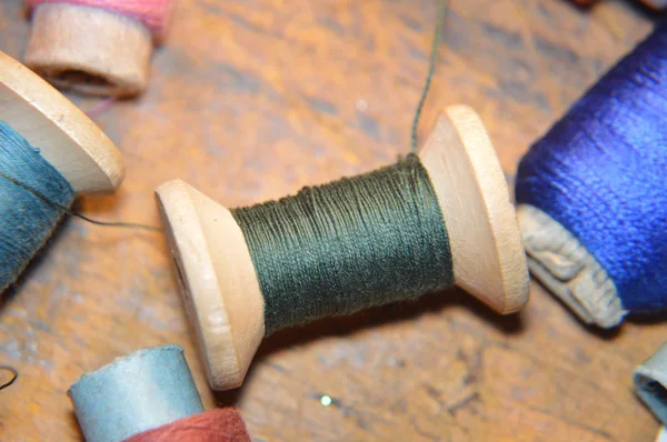 Spools of thread for sewing clothes close-up — Stock Photo, Image