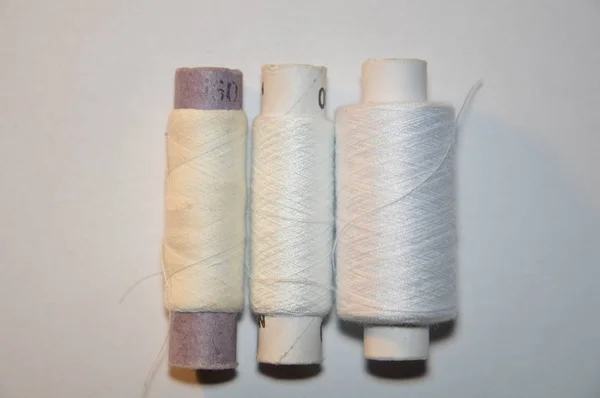 Spools of thread untuk menjahit pakaian close-up — Stok Foto