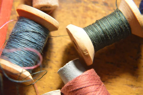 Garens voor het naaien van kleding van dichtbij — Stockfoto