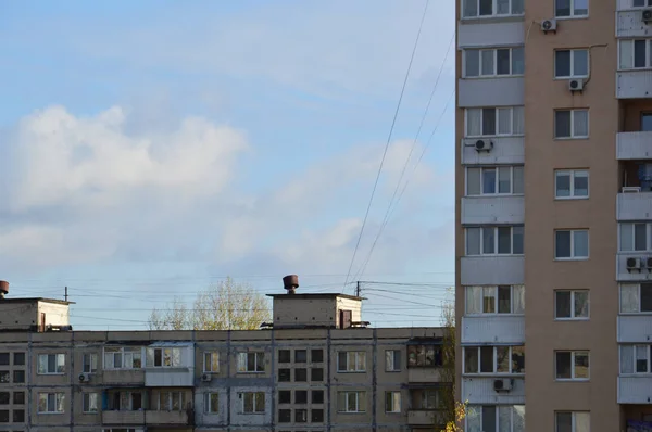 Internet- en televisiekabelaanbieders op en tussen daken — Stockfoto